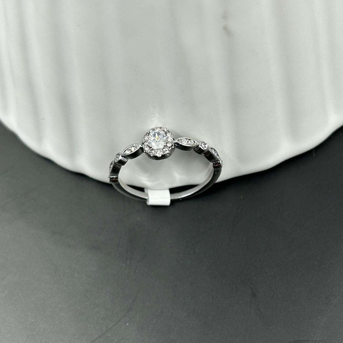 Bague en couleur argent avec design en halo et zircon scintillant